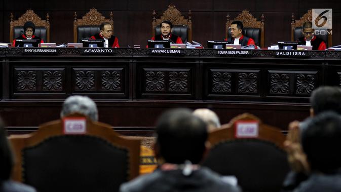 Ketua Majelis Hakim Mahkamah Konstitusi, Anwar Usman didampingi sejumlah Hakim Konstitusi memimpin sidang perdana sengketa Pilpres 2019 di Mahkamah Konstitusi (MK), Jakarta, Jumat (14/6/2019). Sidang itu memiliki agenda pembacaan materi gugatan dari pemohon. (Lputan6.com/Johan Tallo)