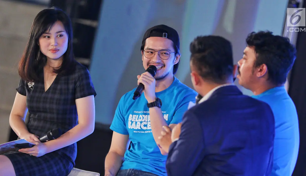 Pemain Belok Kanan Barcelona, Morgan Oey dan Ananta Rispo saat menjadi pembicara dalam acara Emtek Goes To Campus (EGTC) 2018 Di Dome Universitas Muhammadyah Malang, Kamis (27/9). (Liputan6.com/Johan Tallo)