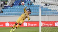 Kiper Adi Satryo menjalani debut di Arema saat menjamu PSBS Biak pada pekan pertama BRI Super League 2025/2026 di Stadion Kanjuruhan, Kabupaten Malang, Senin (11/8/2025). (Bola.com/Iwan Setiawan)