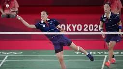 Wakil Indonesia itu menumbangkan pasangan Korea Selatan, Lee So Hee/Shin Seung Chan, dua gim langsung di Musashino Forest Sports Plaza, Tokyo, Sabtu (31/7/2021). (Foto: AP/Dita Alangkara)