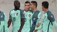 Pemain timnas Portugal, Cristiano Ronaldo dan rekan setimnya merayakan kemenangan atas Andorra pada Kualifikasi Piala Dunia 2018 di Stadion Nasional Andorra, Minggu (8/10). Portugal menang 2-0 lewat gol Ronaldo dan Andre Silva. (PASCAL PAVANI/AFP)