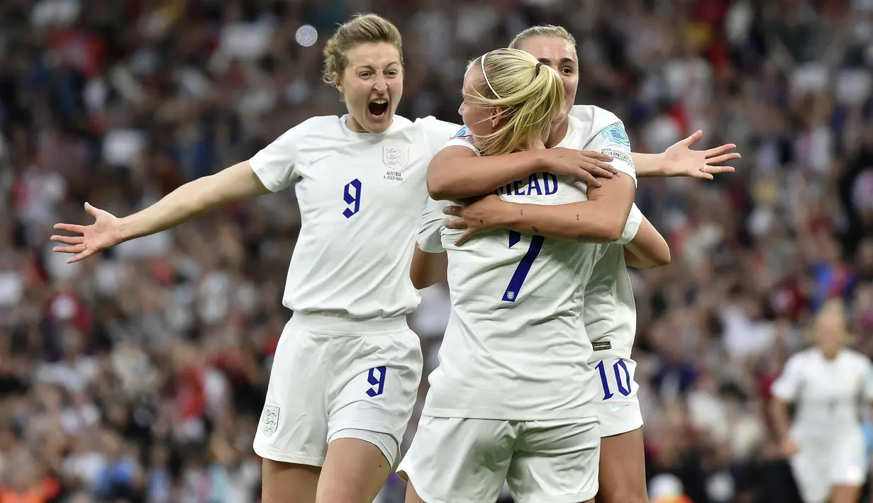 Antusisame para penonton yang sebagian besar adalah pendukung, Lionesses, julukan bagi Timnas Wanita Inggris, terbayar lunas dengan keberhasilan Inggris mengalahkan Austria dengan skor tipis 1-0 lewat gol Beth Mead di menit ke-16. (AP/Rui Vieira)