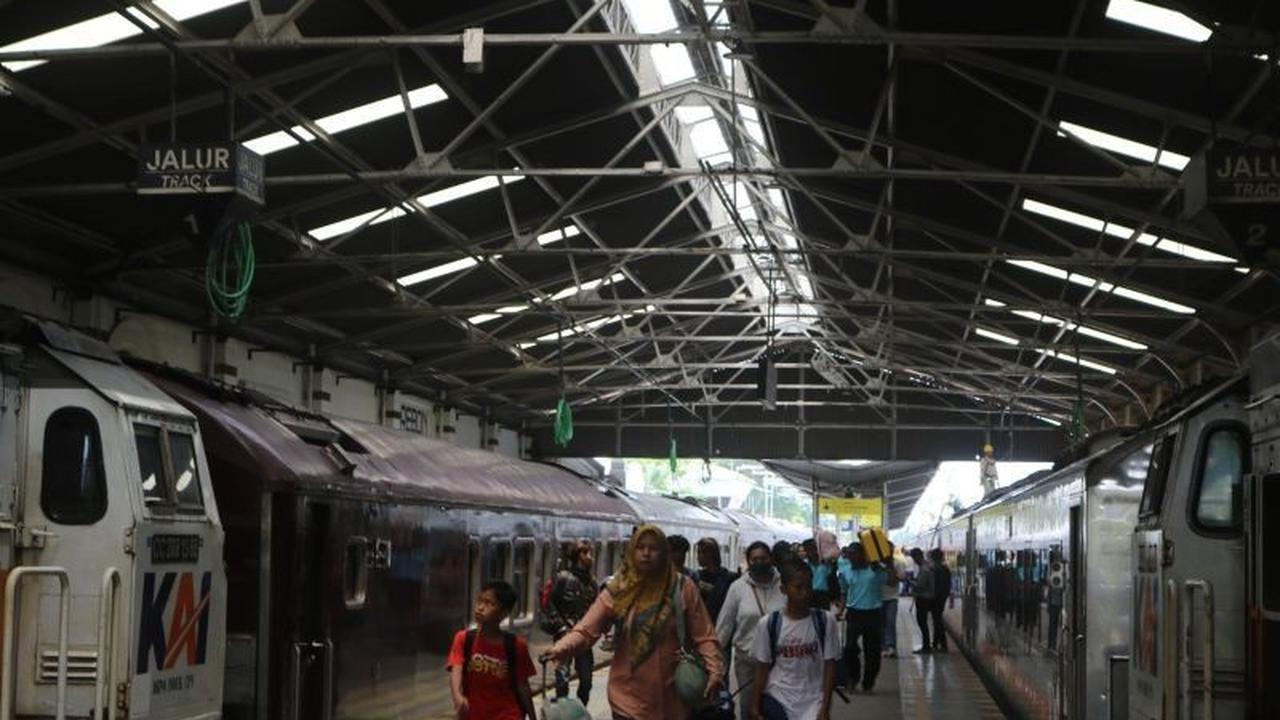 KAI Daop 3 Cirebon Batalkan 28 Perjalanan KA Akibat Banjir, Prioritaskan Keselamatan Penumpang