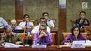 Menteri Keuangan Sri Mulyani Indrawati bersama Gubernur BI Perry Warjiyo dan Ketua Dewan Komisioner OJK Wimboh Santoso mengikuti rapat kerja dengan Komisi XI DPR RI di Kompleks Parlemen, Senin (17/6/2019). Raker itu membahas mengenai asumsi dasar makro dalam RAPBN 2020. (Liputan6.com/Johan Tallo)