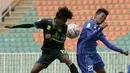 Gelandang Tira Persikabo Putri, Baiq Amiatun, berebut bola atas dengan bek Persib Bandung Putri, Vivi Oktavia, pada laga Liga 1 Putri 2019 di Stadion Pakansari, Bogor, Kamis (31/10). Persikabo putri bermain imbang 1-1 atas Persib Putri. (Bola.com/Yoppy Renato)