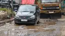 Penanganan dilakukan secara bertahap dan difokuskan pada ruas jalan dengan tingkat lalu lintas tinggi. Tampak dalam foto, sejumlah pengendara melewati lubang di Jalan Mitra Bahari, Penjaringan Jakarta Utara, Selasa (3/2/2026). (merdeka.com/Arie Basuki)