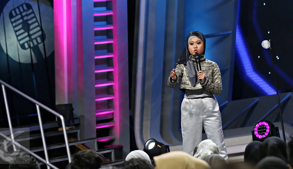 Komika Musdalifah tampil menghibur penonton dalam acara Grand Final Stand Up Comedy 2015 di Studio Indosiar, Jakarta, Kamis (13/11/2015). Para Finalis akan merebutkan memperebutkan hadiah ratusan juta rupiah. (Liputan6.com/Immanuel Antonius)