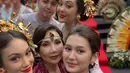 Dipadukan dengan selendang berwarna nude yang dililitkan di pinggangnya. Zoe juga menampilkan nuansa tradisional yang begitu kental namun tetap modern dengan shoulder bag warna nude yang dikenakan sebagai aksesori. [@zoeabbasjackson].