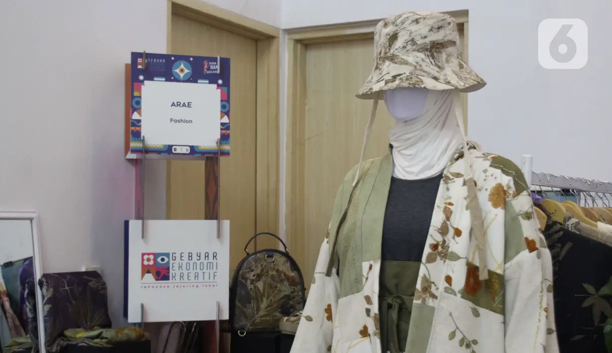 Sebuah pakaian terlihat selama acara Gebyar Ekraf di Bogor Creative Center, Kota Bogor, Minggu (11/12/2022). Gebyar Ekonomi Kreatif menjadi sarana masyarakat mengeksplor produk kreatif dan melihat karya seniman lokal asal Bogor. (Liputan6.com/Magang/Aida Nuralifa)