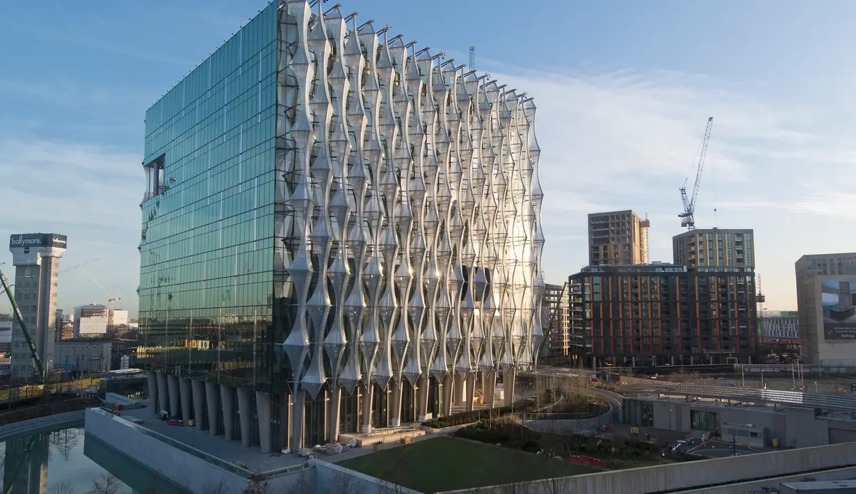 Gedung baru kedutaan Amerika Serikat (AS) yang berlokasi di Embassy Gardens, London, Inggris, Senin (18/12). Anggaran besar pembangunan gedung 12 lantai ini salah satunya berasal dari hasil penjualan gedung kedutaan AS lama. (Justin TALLIS/AFP)