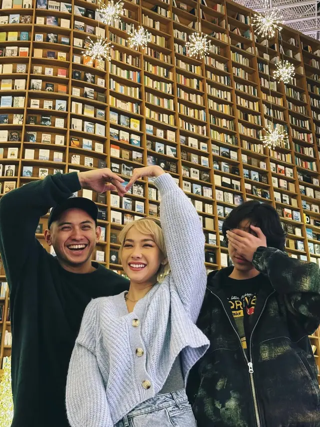 6 Potret OOTD BCL Selama di Korea Selatan, Paduan Pas dengan Rambut Pixie Cut