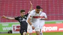 Konstantinos Mavropanos. Bek tengah Arsenal berusia 24 tahun yang sedang dipinjamkan bersama VFB Stuttgart ini kini berbanderol 17 juta euro, mengalami kenaikan dari sebelumnya yang hanya 6 juta euro. Bersama Stuttgart musim ini ia telah mencetak 5 gol di semua ajang. (AFP/Thomas Kienzle)