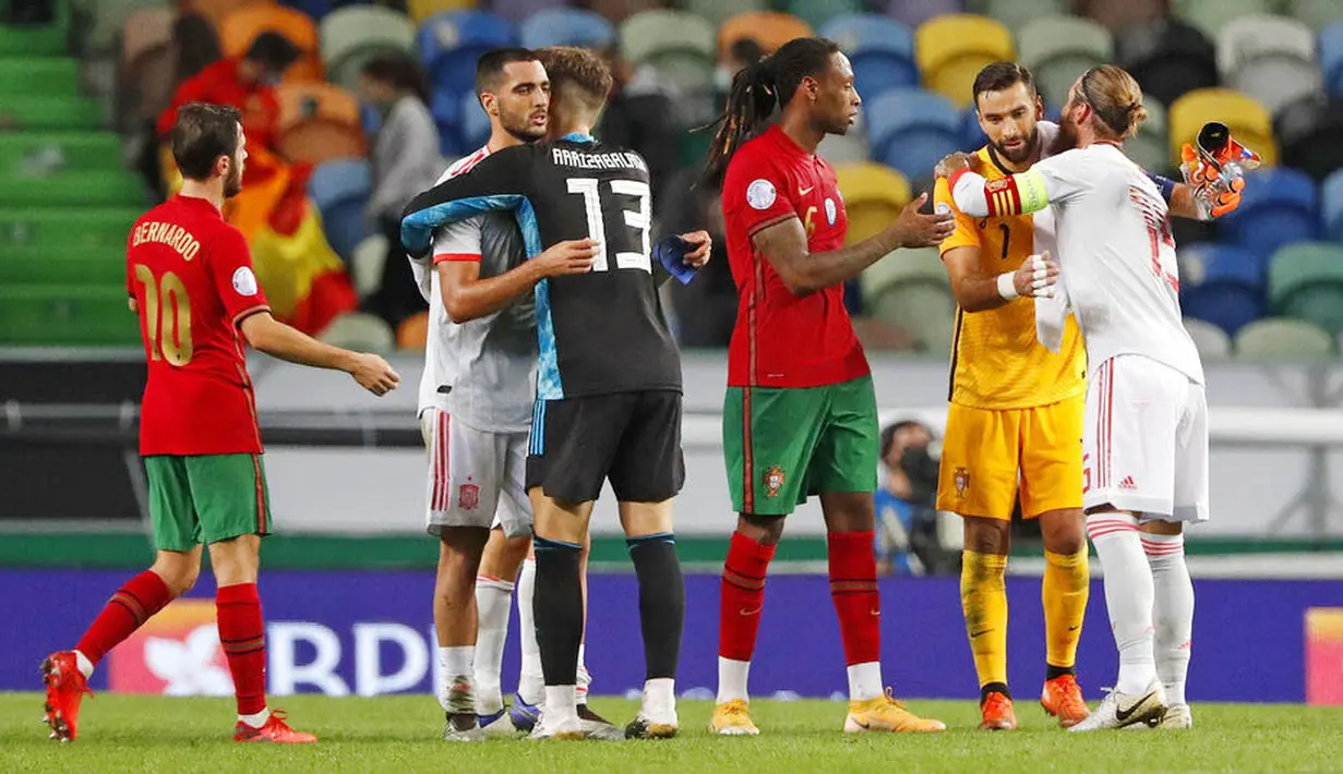 Para pemain Portugal dan Spanyol saling berpelukan usai laga uji coba di Stadion Jose Alvalede, Kamis (8/10/2020). Kedua tim bermain imbang 0-0. (AP Photo/Armando Franca)