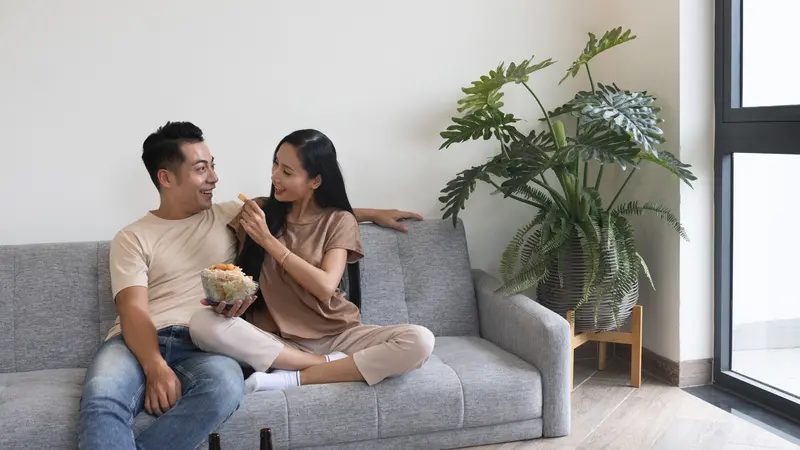 couple september di sofa bersama