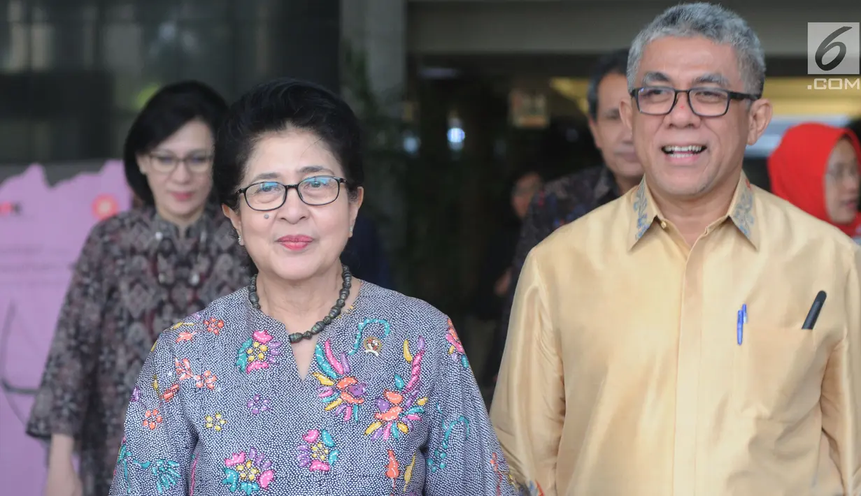 Menkes Nila Moeloek berjalan usai melakukan pertemuan tertutup di Gedung KPK, Jakarta, Rabu (21/8/2019). Pertemuan Lembaga Kebijakan Pengadaan Barang/Jasa Pemerintah (LKPP) membahas tentang peningkatan kualitas dan perbaikan di sektor kesehatan. (merdeka.com/Dwi Narwoko)