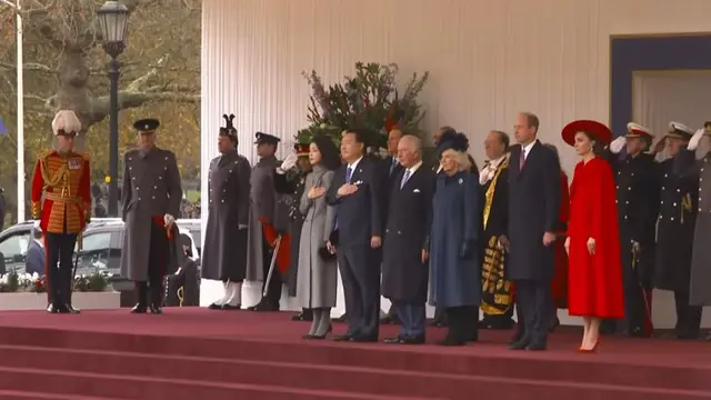 Ibu Negara Korea Selatan, Kim Keon Hee bersama Presiden Korea Selatan, Yoon Suk Yeol saat tiba di Inggris, disambut Raja Charles III, Ratu Camilla, Pangeran William dan Kate Middleton di Horse Guards Parade, London