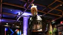 <p>Machine Gun Kelly saat menghadiri Time100 Next Gala di SECOND Floor, New York City, Amerika Serikat, 25 Oktober 2022. Kelly memilih bolero lateks hitam dan celana skin-tight dan melengkapi penampilannya dengan ankle boots dari Jimmy Choo. (Craig Barritt/Getty Images for TIME/AFP)</p>