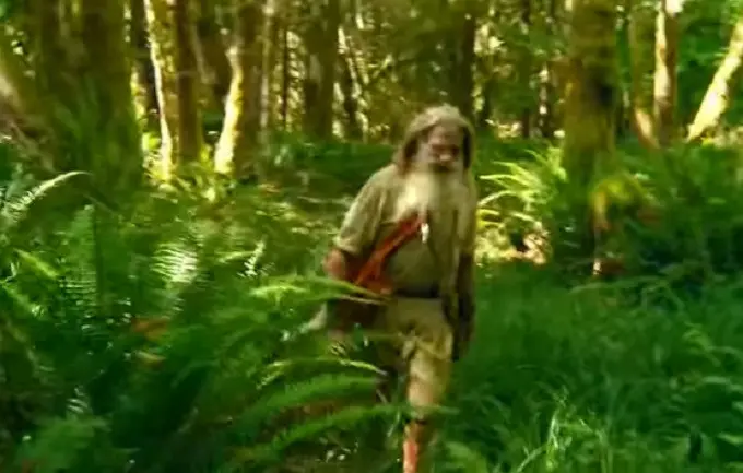 Mick Dodge tinggal di tunggul pohon selama puluhan tahun (Capture/Stelios Mouzourou)
