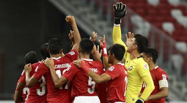 Timnas Indonesia memang takluk 0-4 di leg pertama Final Piala AFF 2020 dari Thailand. Namun, berhentilah meratapi kekalahan tersebut karena masih ada leg kedua. Kita patut bangga, 3 pemain Garuda dinominasikan sebagai pemain muda terbaik. Berikut daftar lengkapnya. (AP/Suhaimi Abdullah)