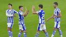 Para pemain Real Sociedad merayakan kemenangan atas Athletic Bilbao pada laga liga Spanyol di Stadion San Mames, Kamis (31/12/2020). Real Sociedad menang dengan skor 1-0. (AFP/Ander Gillenea)