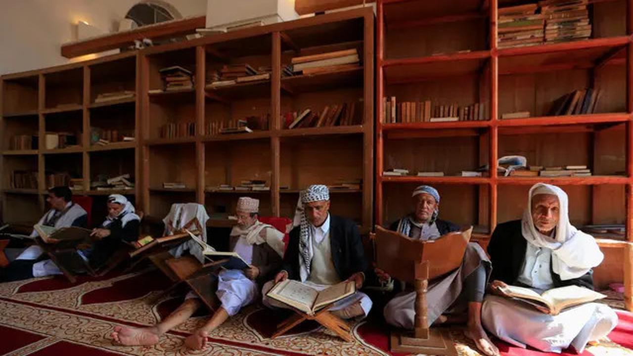 Unik, Tadarus dengan Al-Quran Berukuran Besar di Yaman