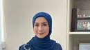 Tak hanya Mulan, Desy Ratnasari juga kembali dilantik jadi anggota DPR RI. Di hari pelantikannya, Desy tampil cantik kenakan kebaya kutubaru brokat warna biru yang senada dengan hijabnya. Kebaya tersebut dilengkapi dengan selendang yang menambah elegansi dari sang artis. [@desyratnasariterdepan].