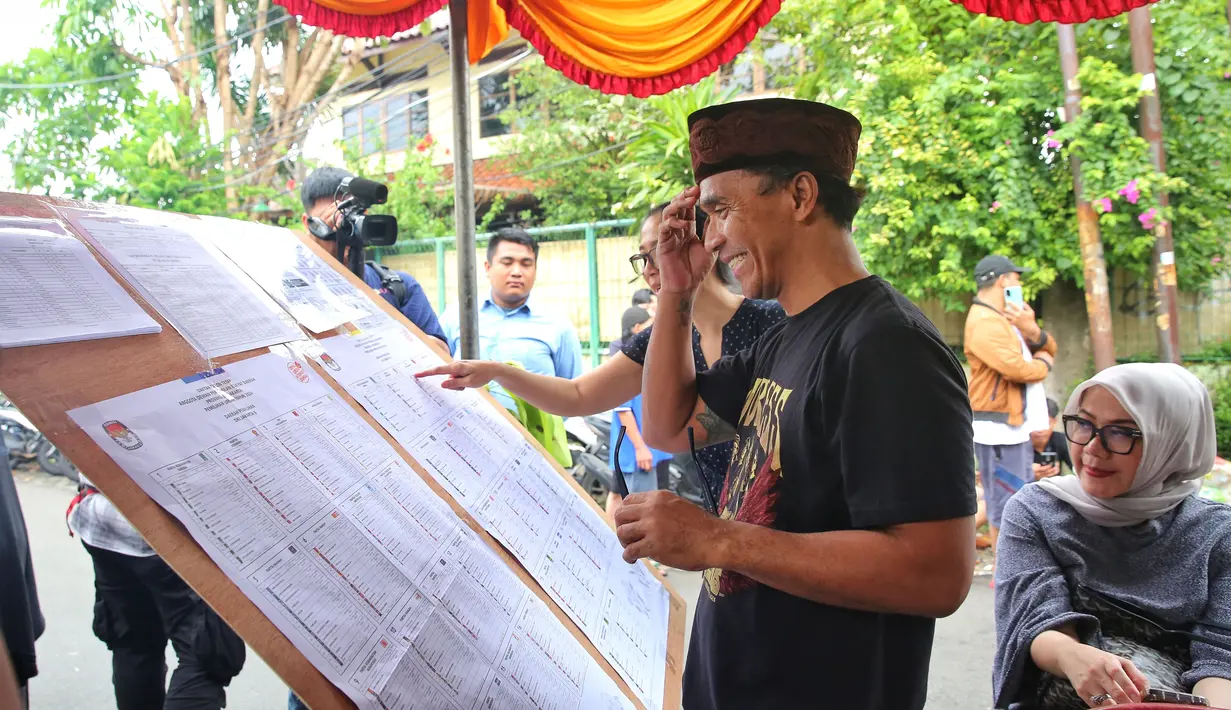 Kaka Slank nyoblos [Fimela/Adrian Putra]