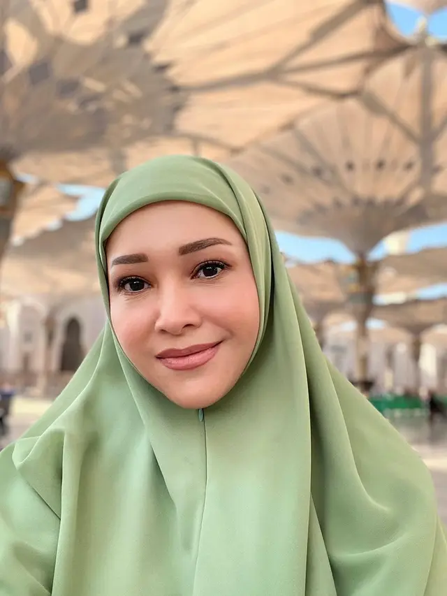 4 Tampilan Wajah Glowing dan Awet Muda Maia Estianty yang Jadi Sorotan Saat Jalani Ibadah Umroh