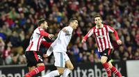 Striker Real Madrid, Cristiano Ronaldo, gagal membawa timnya meraih kemenangan setelah bermain imbang tanpa gol melawan Athletic Bilbao di San Mames, Sabtu (2/12/2017). (AP Photo/Alvaro Barrientos)