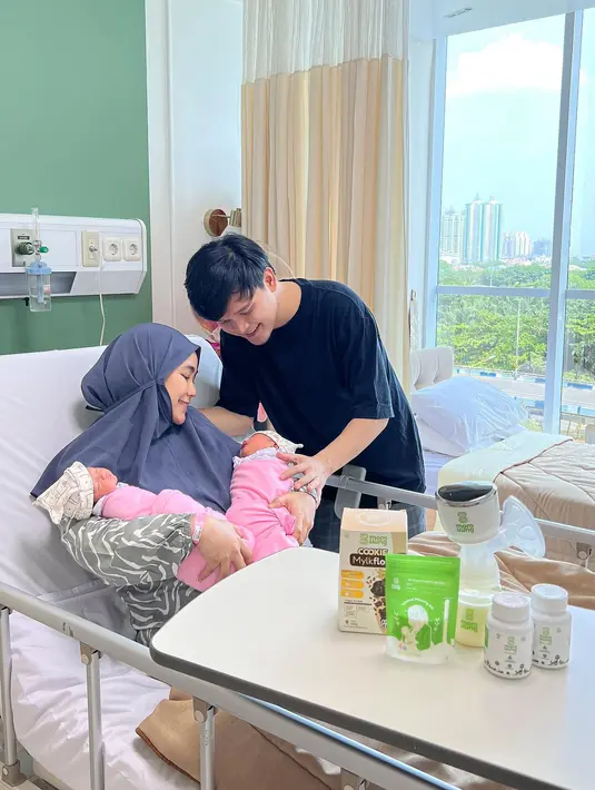 <p>Setelah menunggu 4 tahun, pasangan ini akhirnya dikaruniai anak pertama. Kebahagiaan dirasakan Anisa ketika ia melahirkan anak kembarnya. [Foto: Instagram.com/anisarahma_12]</p>