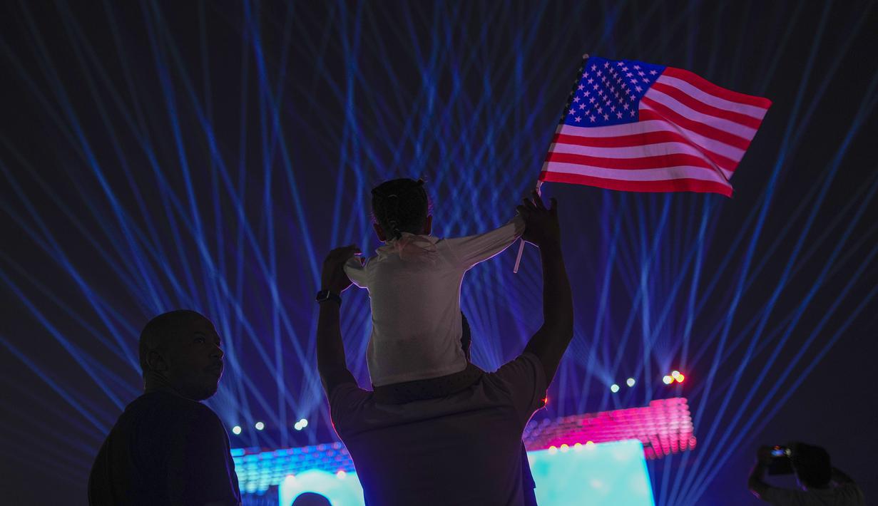 Pendukung Timnas Amerika Serikat saat menonton pembukaan Piala Dunia 2022 di layar besar pada Minggu (20/11/2022). (AP/Francisco Seco)