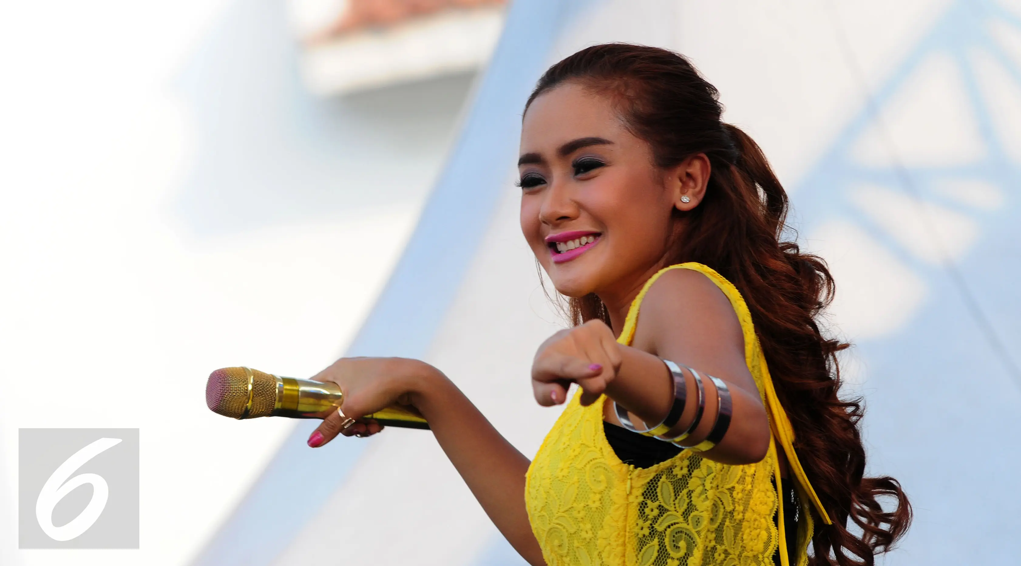 Cita Citata tampil cantik saat mengisi sebuah acara di kawasan Kota Tua, Jakarta, Senin (15/6/2015). Cita terlihat anggun dan mempesona dengan balutan busana berwarna kuning. (Liputan6.com/Faisal R Syam) 