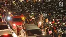 Deretan motor yang terparkir di ruas jalan Medan Merdeka Timur, Jakarta, Minggu (31/12). Akibat banyaknya motor yang parkir, ruas jalan Medan Merdeka Timur menyempit dan terjadi kemacetan panjang. (Liputan6.com/Helmi Fithriansyah)
