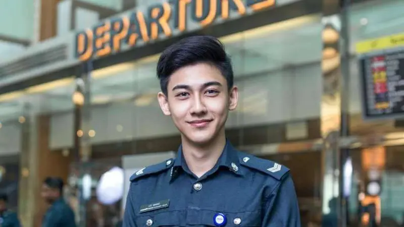 Lee Minwei, polisi tambahan di Bandara Singapura yang menjadi sorotan dunia maya karena ketampanannya. (Straits Times/Airport Changi/Facebook)