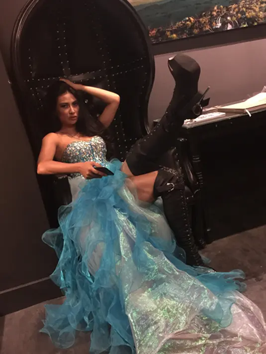 Dalam foto itu, pemeran film Sule Detektif Tokek itu tampil seksi dengan dada yang terlihat jelas. Foto seksi saat berpenampilan selayaknya seperti drag queen. Foto-foto seksinya itu membuat perbincangan bagi warganet. (Instagram/uliauliani10)