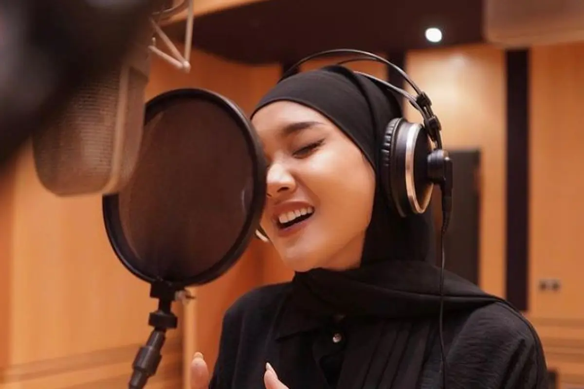 6 Potret Terbaru Cita Citata Tampil Berhijab saat Rekaman, Didoakan Istiqomah