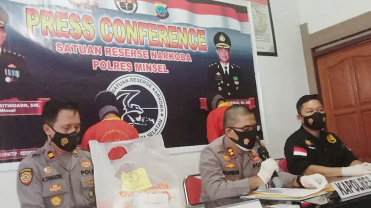 Kapolres Minahasa Selatan AKBP Norman Sitindaon saat konferensi pers, Jumat (4/6/2021).
