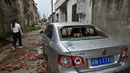 Beberapa kendaraan rusak tertimpa material bangunan. (AFP/China OUT)