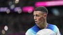 <p>Pemain Inggris, Phil Foden saat matchday ketiga Grup B Piala Dunia 2022 melawan Wales di Ahmad Bin Ali Stadium, Rabu (30/11/2022). (AP/Abbie Parr)</p>
