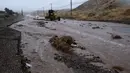 Kendaraan Bajak membersihkan puing-puing di sepanjang Sierra Highway yang banjir di Palmdale, California, saat Badai Tropis Hilary bergerak melalui area tersebut pada Minggu, 20 Agustus 2023. (AP Photo/Richard Vogel)