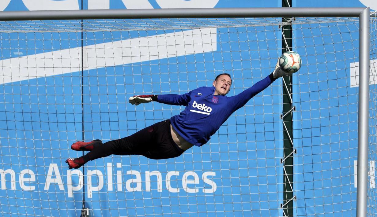 Kiper Barcelona FC, Marc-Andre Ter Stegen, saat mengikuti sesi latihan di Ciutat Esportiva Joan Gamper, Sant Joan Despi, Senin (18/5/2020). Barcelona terus matangkan latihan jelang kembali bergulirnya kompetisi La Liga.(AFP/Handout/FC Barcelona/Miguel Ruiz)