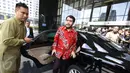 Wakil Ketua MK Anwar Usman turun dari mobil setibanya di Gedung KPK, Jakarta, Senin (13/2). Anwar Usman bersama Majelis Kehormatan MK kembali mendatangi KPK guna melakukan pemeriksaan lanjutan kepada Patrialis Akbar (Liputan6.com/Helmi Afandi)
