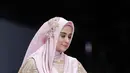 Istri Teuku Wisnu menjadi model dalam peragaan busana muslim di JFW. Shireen Sungkar tampil cantik dengan gaun muslim rancangan Qonita Gholib. (Deki Prayoga/Bintang.com)