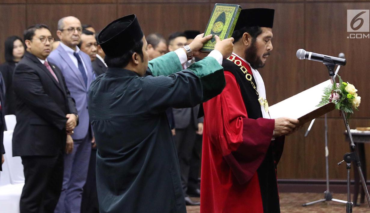 Ketua Mahkamah Konstitusi (MK) terpilih Anwar Usman saat acara pengucapan sumpah jabatan Ketua dan Wakil Ketua MK di gedung MK, Jakarta, Senin (2/4). Anwar dan Aswanto resmi jadi Ketua dan Wakil Ketua MK periode 2018-2020. (Liputan6.com/Immanuel Antonius)