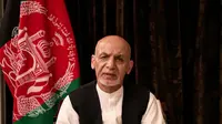 Gambar dari rekaman pesan video yang disiarkan di halaman Facebook Presiden Afghanistan terguling Ashraf Ghani menunjukkan dia berbicara pada 18 Agustus 2021. Ashraf Ghani membuat penampilan pertamanya sejak meninggalkan Afghanistan setelah ibu kota Kabul dikepung Taliban. (FACEBOOK/AFP)