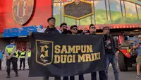 Suporter PSS Sleman saat berfoto di depan Stadion Kapten I Wayan Dipta, Jumat (4/9/2026), pasca larangan away suporter dicabut di BRI Super League 2026/202. PSS bertanding melawan Bali United. (Bola.com/Alit Binawan)