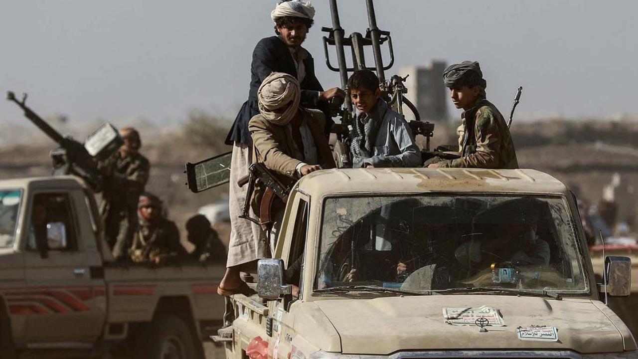 Pasukan bersenjata Houthi menggelar parade untuk memamerkan kekuatan militernya di&nbsp;dekat Sanaa, Yaman, pada 4 Februari 2024. Parade ini diadakan untuk merespons rentetan serangan udara Amerika Serikat dan Inggris baru-baru ini.