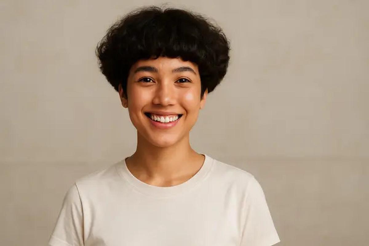 7 Potongan Rambut Pendek Keriting Mengembang, Tampil Fresh dan Natural