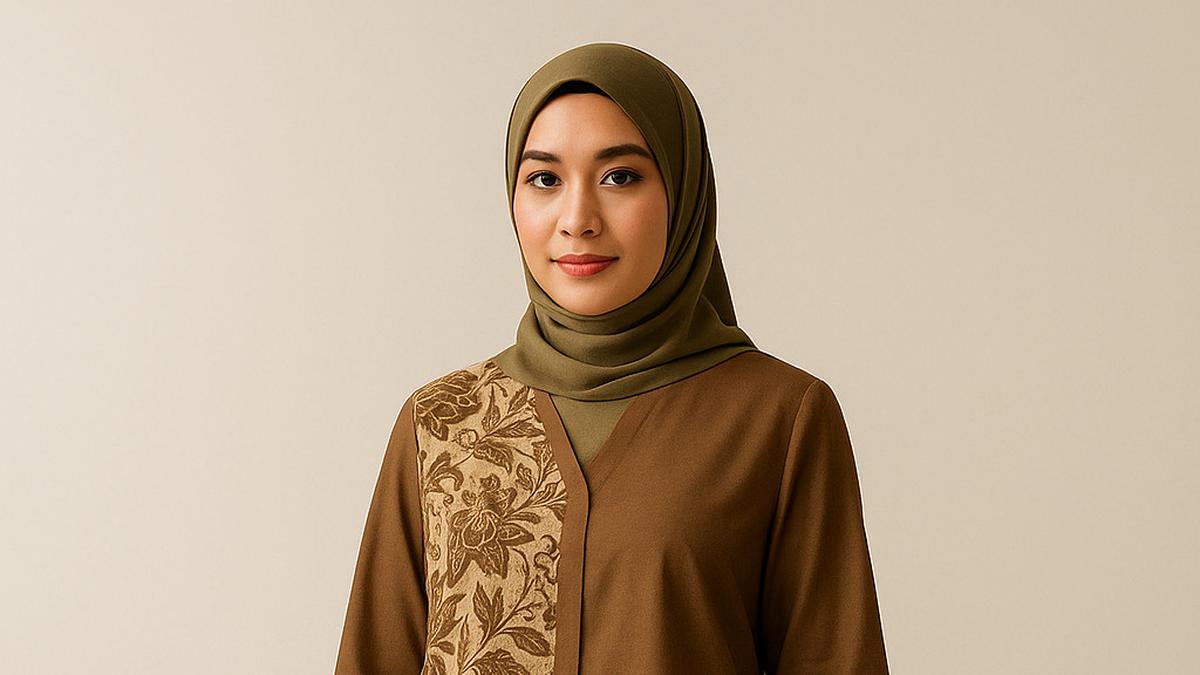 8 Model Blouse Batik Kombinasi Polos Ini Lagi Tren di 2025, Kamu Sudah Punya?