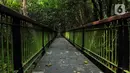 Lokasinya yang tidak begitu jauh dari pusat kota menjadikan Kawasan Ekowisata Mangrove PIK selalu ramai pengunjung baik pada hari kerja maupun akhir pekan. (Liputan6.com/Herman Zakharia)